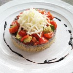 Quinoa, purée d'haricots noirs et salsa tomates avocat